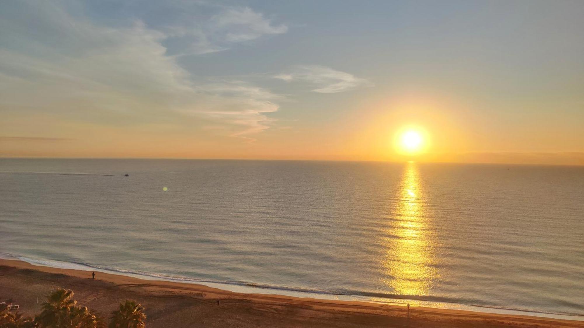 Beachfront -- New Luxury Apartment -- 1ª Linea Playa -- Fuengirola City Center -- Private Parking -- Panoramic Sea Views -- Ngoại thất bức ảnh